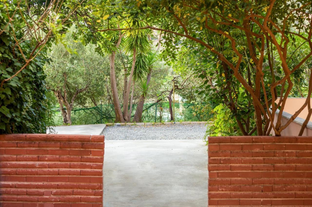 Aphrodite Studios & Apartment Bali  エクステリア 写真